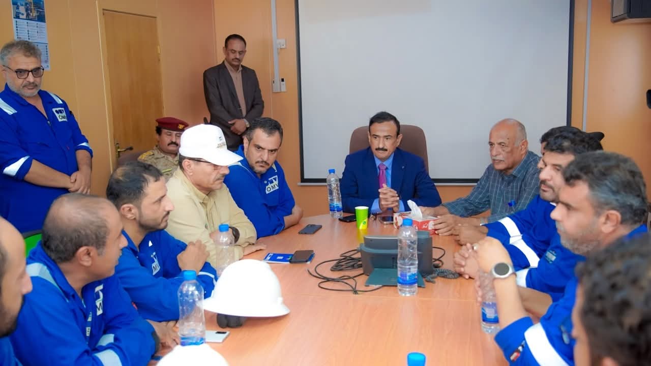 "كفى توقفاً".. محافظ شبوة يطالب بتشغيل قطاع العقلة وإنهاء جمود أهم مورد اقتصادي "كفى توقفاً".. محافظ شبوة يطالب بتشغيل قطاع العقلة وإنهاء جمود أهم مورد اقتصادي