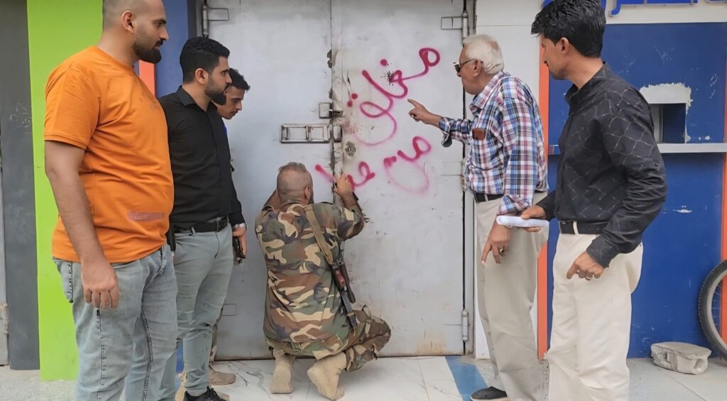 لرفضها بيع العملات الأجنبية.. إغلاق عدد من محلات الصرافة في مديرية المنصورة بعدن لرفضها بيع العملات الأجنبية.. إغلاق عدد من محلات الصرافة في مديرية المنصورة بعدن