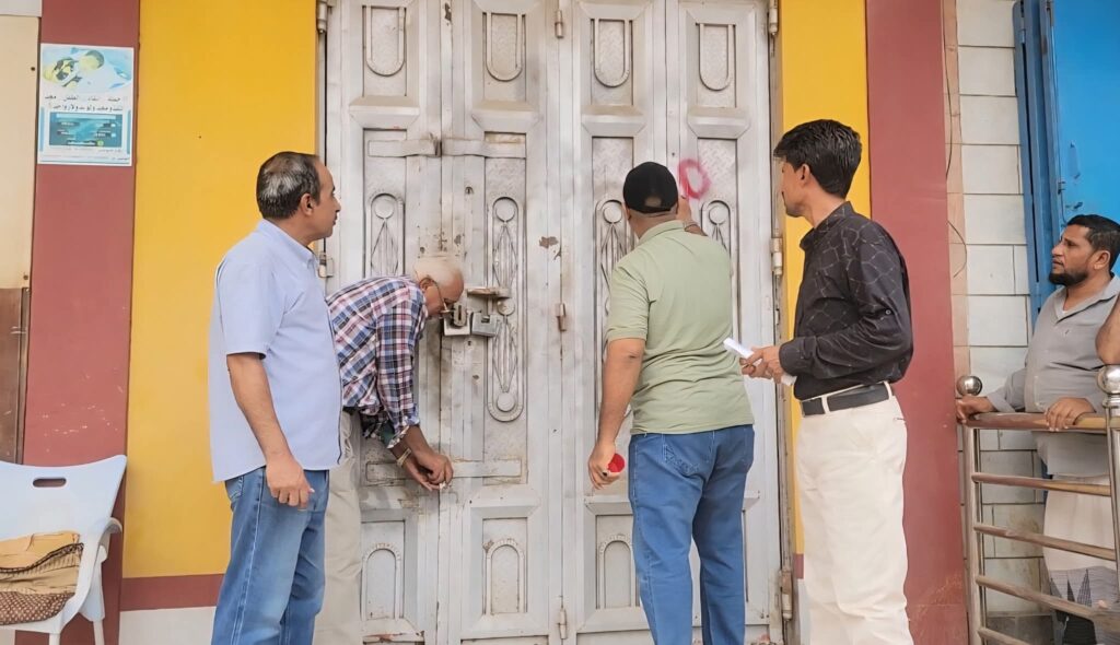 لرفضها بيع العملات الأجنبية.. إغلاق عدد من محلات الصرافة في مديرية المنصورة بعدن لرفضها بيع العملات الأجنبية.. إغلاق عدد من محلات الصرافة في مديرية المنصورة بعدن