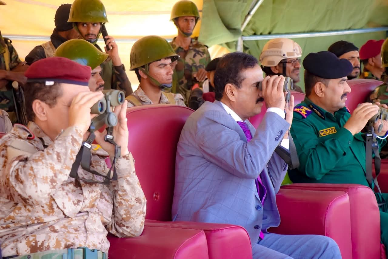 بن الوزير يشهد المشروع التكتيكي الناري لقوات دفاع شبوة ويشيد بجاهزيتها العالية - بن الوزير يشهد المشروع التكتيكي الناري لقوات دفاع شبوة ويشيد بجاهزيتها العالية -