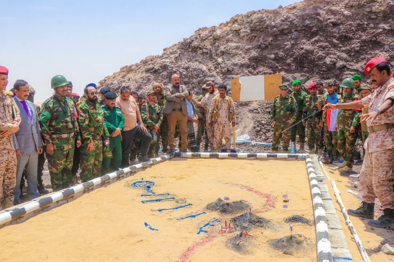 بن الوزير يشهد المشروع التكتيكي الناري لقوات دفاع شبوة ويشيد بجاهزيتها العالية - بن الوزير يشهد المشروع التكتيكي الناري لقوات دفاع شبوة ويشيد بجاهزيتها العالية -