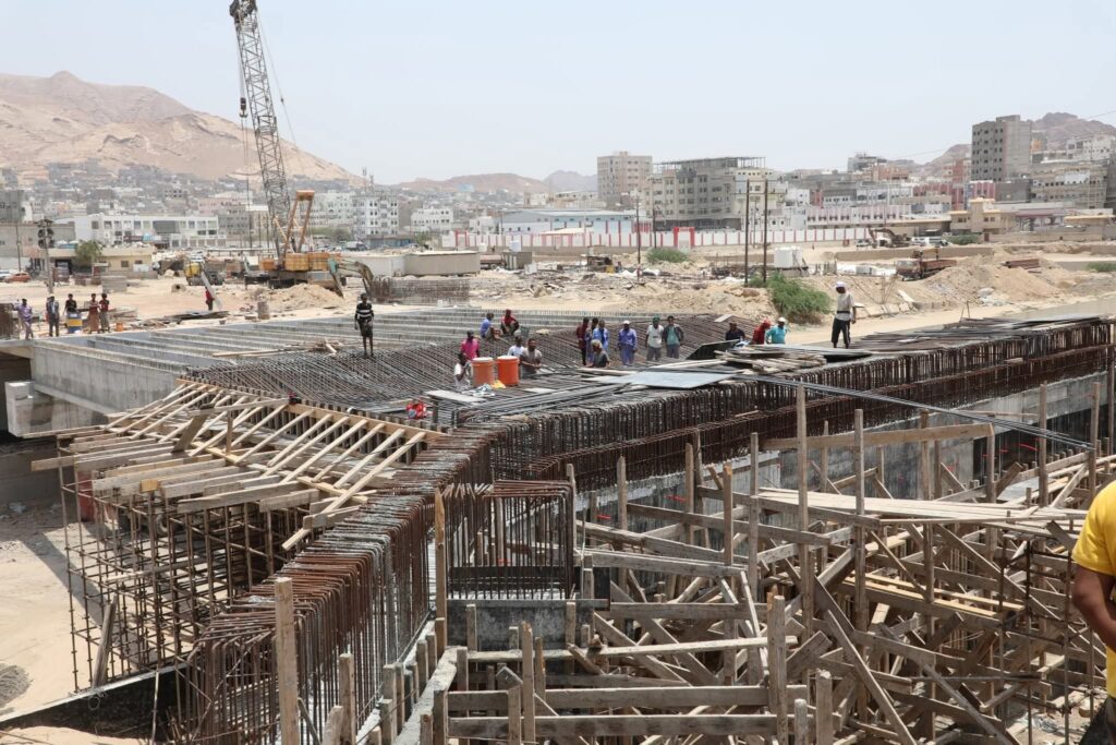 محافظ حضرموت يطلع على مستوى تنفيذ الأعمال الإنشائية لجسر المنورة ضمن مشروع خور المكلا المرحلة الثانية محافظ حضرموت يطلع على مستوى تنفيذ الأعمال الإنشائية لجسر المنورة ضمن مشروع خور المكلا المرحلة الثانية