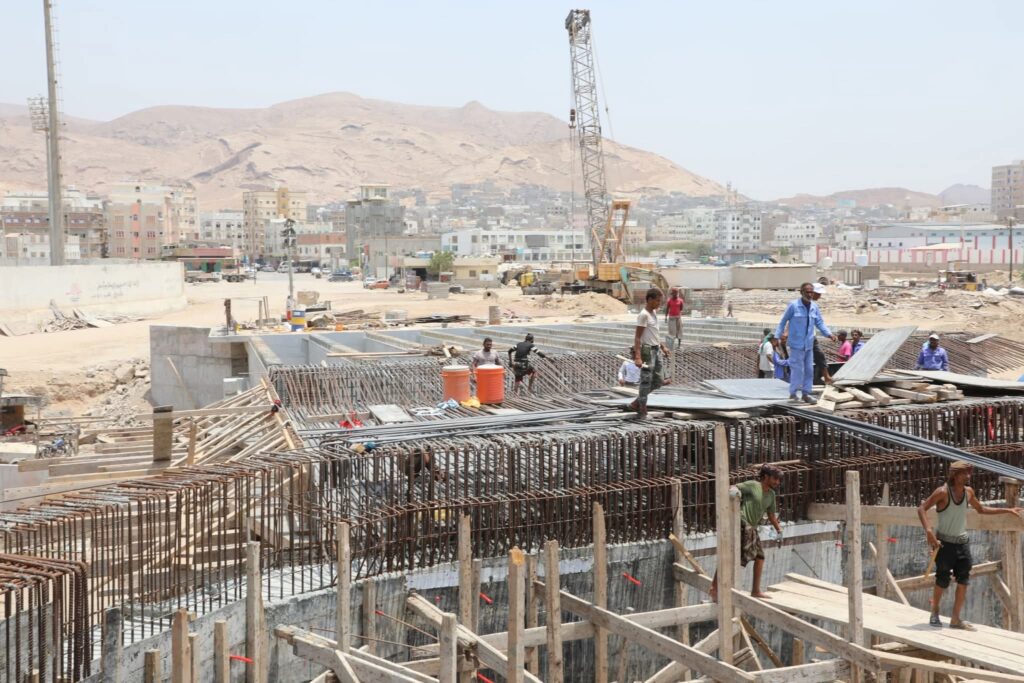 محافظ حضرموت يطلع على مستوى تنفيذ الأعمال الإنشائية لجسر المنورة ضمن مشروع خور المكلا المرحلة الثانية محافظ حضرموت يطلع على مستوى تنفيذ الأعمال الإنشائية لجسر المنورة ضمن مشروع خور المكلا المرحلة الثانية