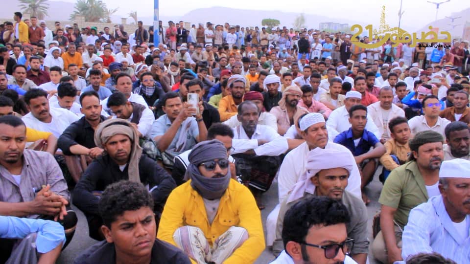 أهالي #تريم ينظمون وقفة احتجاجية.. وأسرة #الشهيد يادين تطالب بالعدالة ومحاسبة القتلة "صور " أهالي #تريم ينظمون وقفة احتجاجية.. وأسرة #الشهيد يادين تطالب بالعدالة ومحاسبة القتلة "صور "