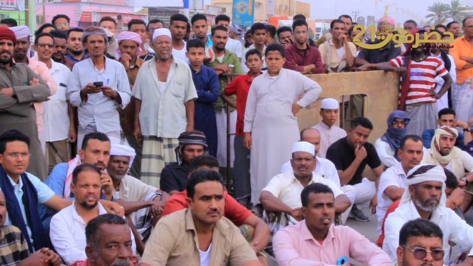 أهالي #تريم ينظمون وقفة احتجاجية.. وأسرة #الشهيد يادين تطالب بالعدالة ومحاسبة القتلة "صور " أهالي #تريم ينظمون وقفة احتجاجية.. وأسرة #الشهيد يادين تطالب بالعدالة ومحاسبة القتلة "صور "