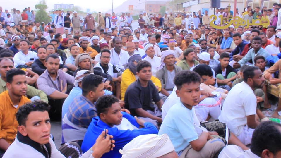 أهالي #تريم ينظمون وقفة احتجاجية.. وأسرة #الشهيد يادين تطالب بالعدالة ومحاسبة القتلة "صور " أهالي #تريم ينظمون وقفة احتجاجية.. وأسرة #الشهيد يادين تطالب بالعدالة ومحاسبة القتلة "صور "