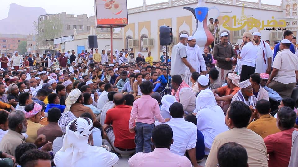 أهالي #تريم ينظمون وقفة احتجاجية.. وأسرة #الشهيد يادين تطالب بالعدالة ومحاسبة القتلة "صور " أهالي #تريم ينظمون وقفة احتجاجية.. وأسرة #الشهيد يادين تطالب بالعدالة ومحاسبة القتلة "صور "