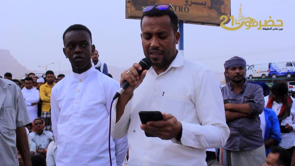 أهالي #تريم ينظمون وقفة احتجاجية.. وأسرة #الشهيد يادين تطالب بالعدالة ومحاسبة القتلة "صور " أهالي #تريم ينظمون وقفة احتجاجية.. وأسرة #الشهيد يادين تطالب بالعدالة ومحاسبة القتلة "صور "