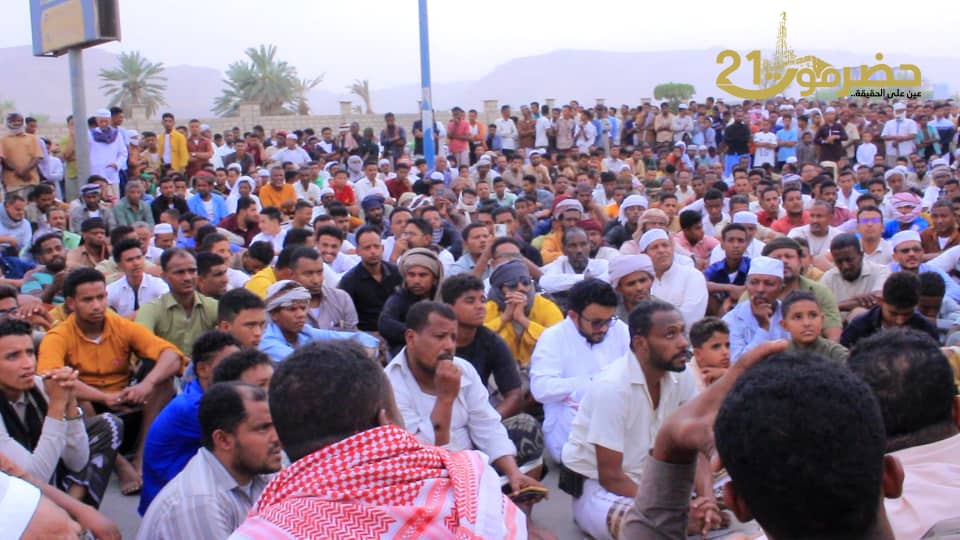 أهالي #تريم ينظمون وقفة احتجاجية.. وأسرة #الشهيد يادين تطالب بالعدالة ومحاسبة القتلة "صور " أهالي #تريم ينظمون وقفة احتجاجية.. وأسرة #الشهيد يادين تطالب بالعدالة ومحاسبة القتلة "صور "