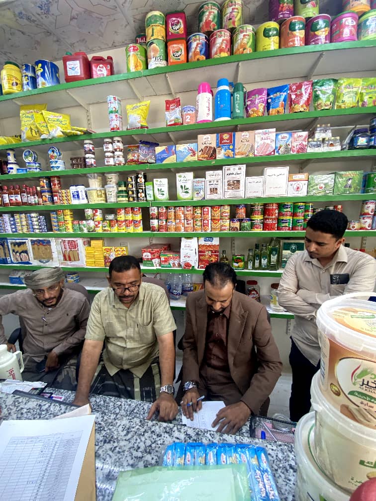 لجنة رقابية تبدأ حملة نزول ميداني على تجار الجملة في مدينة سيئون استجابة لتوجيهات السلطة المحلية "شاهد الصور" لجنة رقابية تبدأ حملة نزول ميداني على تجار الجملة في مدينة سيئون استجابة لتوجيهات السلطة المحلية "شاهد الصور"