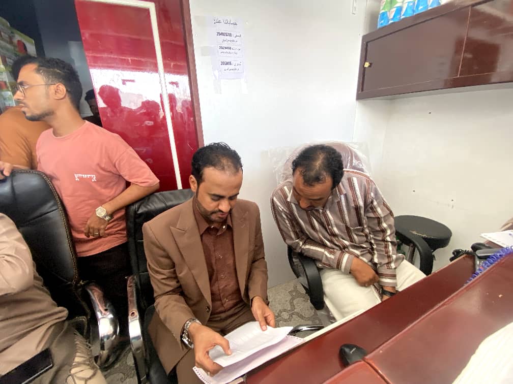 لجنة رقابية تبدأ حملة نزول ميداني على تجار الجملة في مدينة سيئون استجابة لتوجيهات السلطة المحلية "شاهد الصور" لجنة رقابية تبدأ حملة نزول ميداني على تجار الجملة في مدينة سيئون استجابة لتوجيهات السلطة المحلية "شاهد الصور"