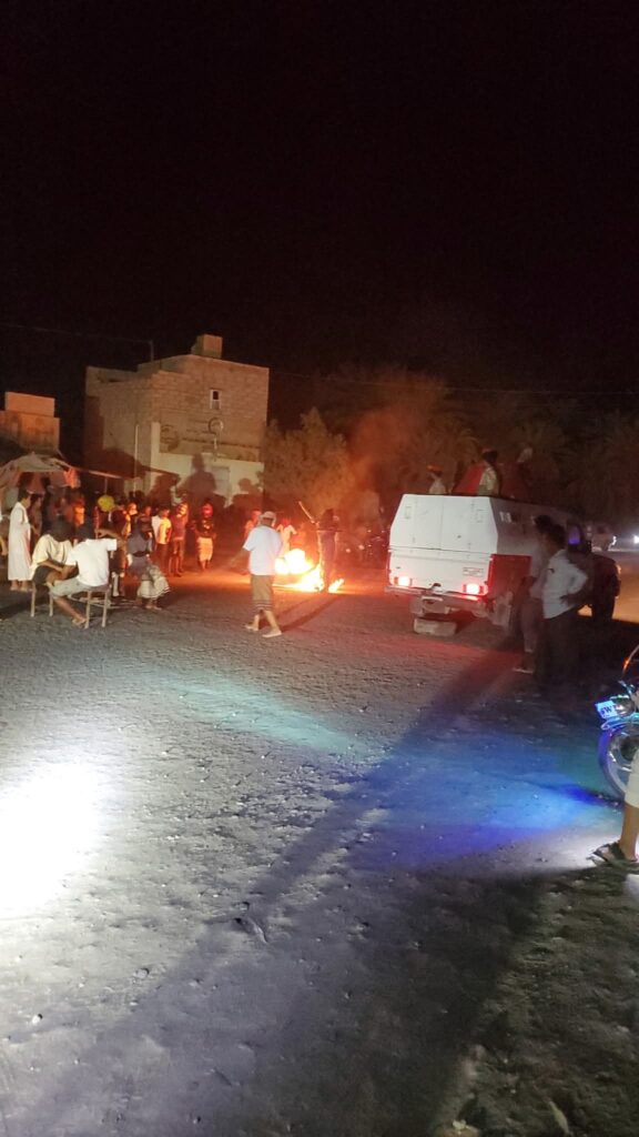 عاجل | محتجون في سيئون يضرمون النيران ويعتصمون قرب قيادة المنطقة العسكرية الأولى "شاهد الصور" عاجل | محتجون في سيئون يضرمون النيران ويعتصمون قرب قيادة المنطقة العسكرية الأولى "شاهد الصور"