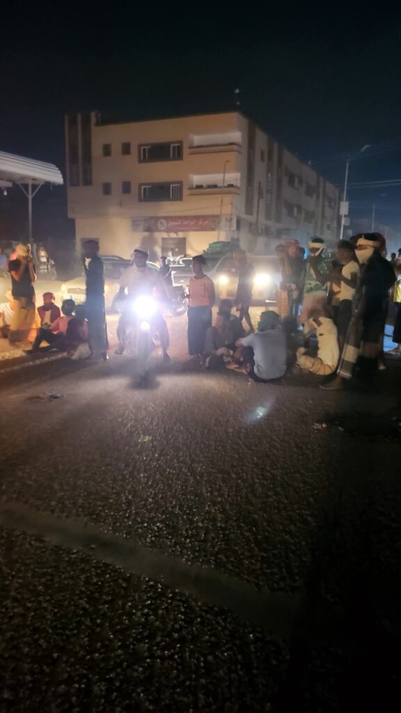 عاجل | محتجون في سيئون يضرمون النيران ويعتصمون قرب قيادة المنطقة العسكرية الأولى "شاهد الصور" عاجل | محتجون في سيئون يضرمون النيران ويعتصمون قرب قيادة المنطقة العسكرية الأولى "شاهد الصور"