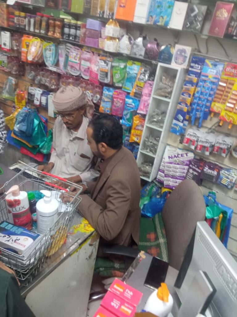 سيئون : حملة تفتيش مفاجئة تغلق محلات مخالفة وتتوعد المتلاعبين بالأسعار "شاهد الصور" سيئون : حملة تفتيش مفاجئة تغلق محلات مخالفة وتتوعد المتلاعبين بالأسعار "شاهد الصور"