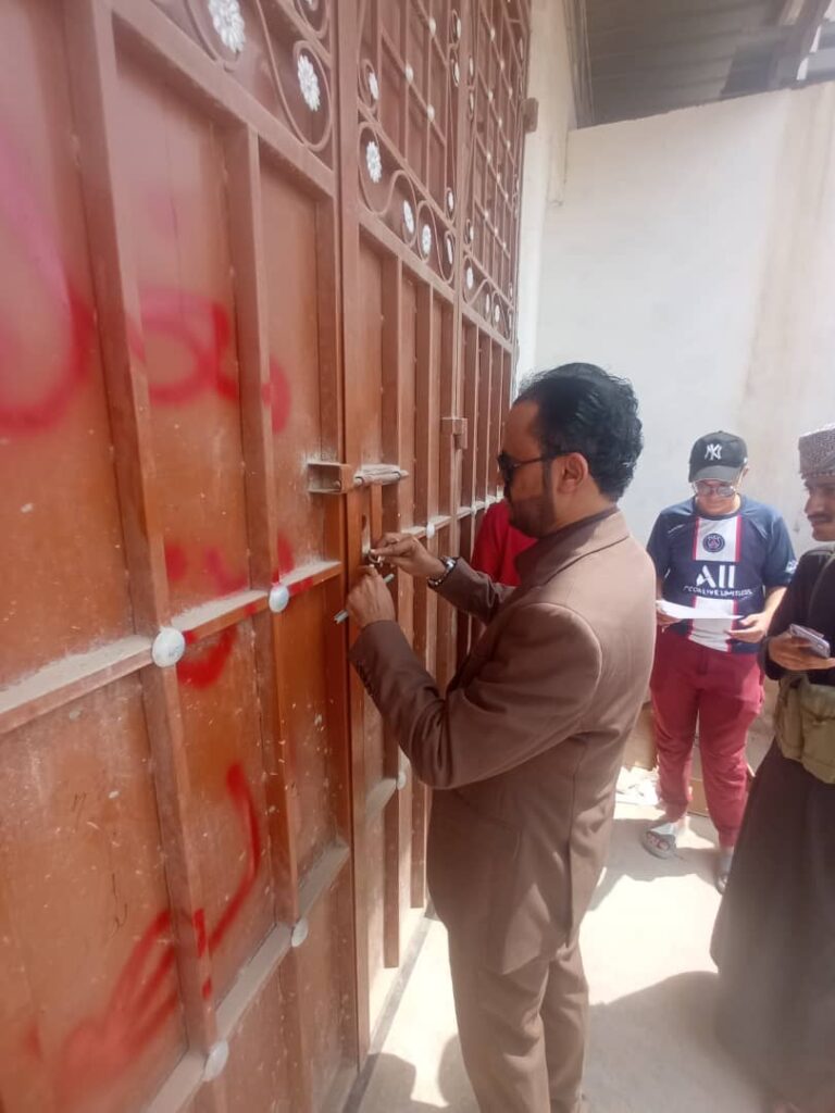 سيئون : حملة تفتيش مفاجئة تغلق محلات مخالفة وتتوعد المتلاعبين بالأسعار "شاهد الصور" سيئون : حملة تفتيش مفاجئة تغلق محلات مخالفة وتتوعد المتلاعبين بالأسعار "شاهد الصور"