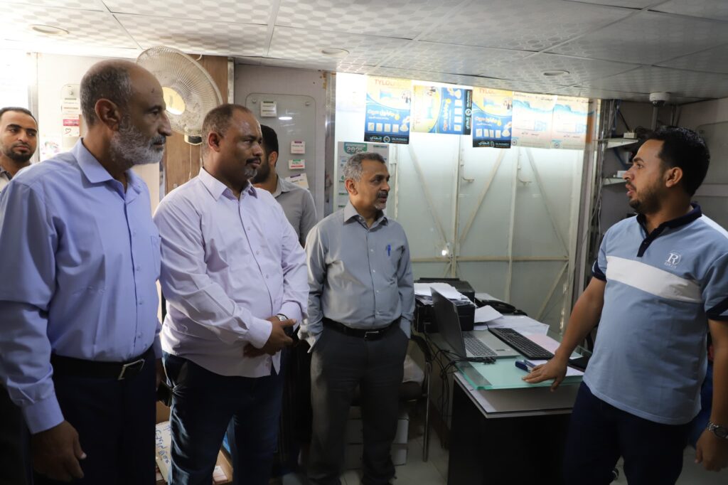 بناءً على توجيهات محافظ حضرموت.. الوكيل باصريح يقود حملة ميدانية لضبط أسعار الأدوية تزامنًا مع تراجع سعر صرف العملات الأجنبية بناءً على توجيهات محافظ حضرموت.. الوكيل باصريح يقود حملة ميدانية لضبط أسعار الأدوية تزامنًا مع تراجع سعر صرف العملات الأجنبية