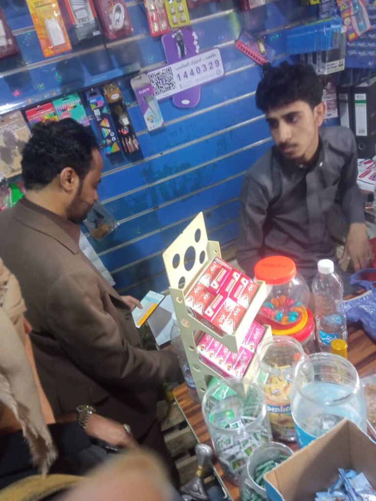 سيئون : حملة تفتيش مفاجئة تغلق محلات مخالفة وتتوعد المتلاعبين بالأسعار "شاهد الصور" سيئون : حملة تفتيش مفاجئة تغلق محلات مخالفة وتتوعد المتلاعبين بالأسعار "شاهد الصور"