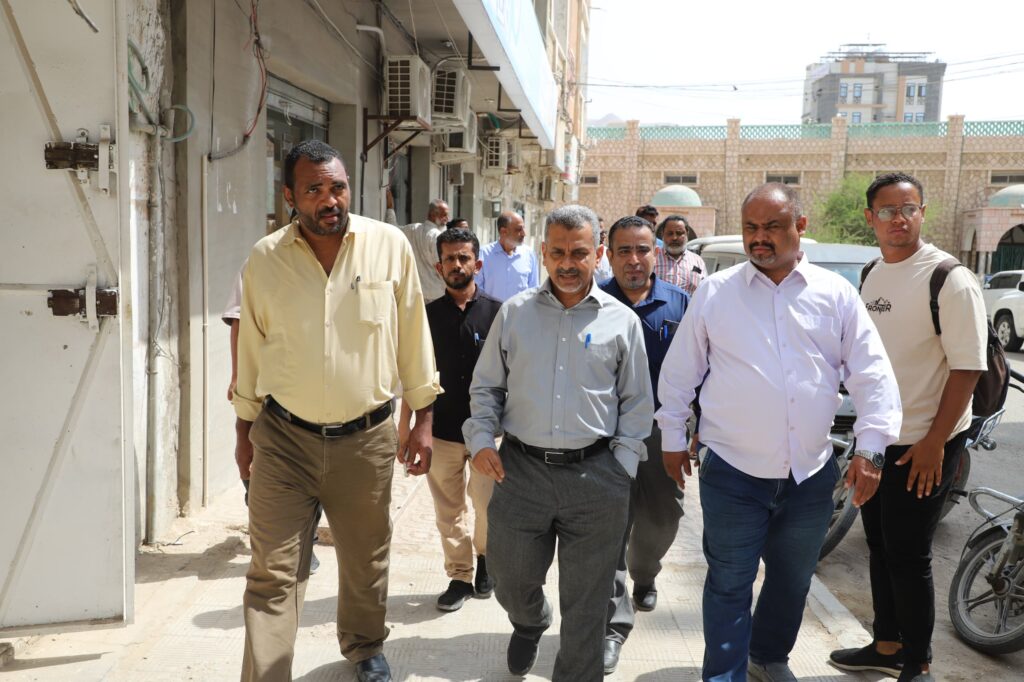 بناءً على توجيهات محافظ حضرموت.. الوكيل باصريح يقود حملة ميدانية لضبط أسعار الأدوية تزامنًا مع تراجع سعر صرف العملات الأجنبية بناءً على توجيهات محافظ حضرموت.. الوكيل باصريح يقود حملة ميدانية لضبط أسعار الأدوية تزامنًا مع تراجع سعر صرف العملات الأجنبية