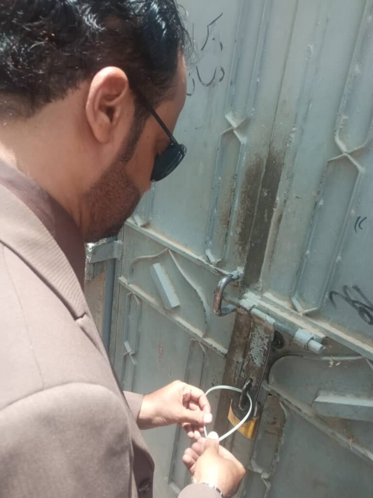 سيئون : حملة تفتيش مفاجئة تغلق محلات مخالفة وتتوعد المتلاعبين بالأسعار "شاهد الصور" سيئون : حملة تفتيش مفاجئة تغلق محلات مخالفة وتتوعد المتلاعبين بالأسعار "شاهد الصور"