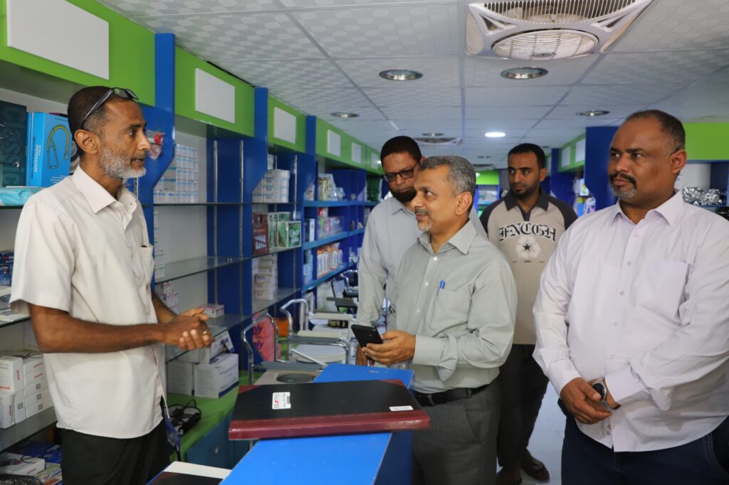 بناءً على توجيهات محافظ حضرموت.. الوكيل باصريح يقود حملة ميدانية لضبط أسعار الأدوية تزامنًا مع تراجع سعر صرف العملات الأجنبية بناءً على توجيهات محافظ حضرموت.. الوكيل باصريح يقود حملة ميدانية لضبط أسعار الأدوية تزامنًا مع تراجع سعر صرف العملات الأجنبية