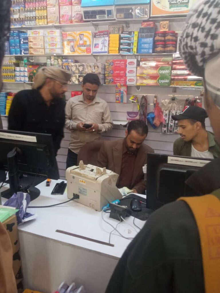 سيئون : حملة تفتيش مفاجئة تغلق محلات مخالفة وتتوعد المتلاعبين بالأسعار "شاهد الصور" سيئون : حملة تفتيش مفاجئة تغلق محلات مخالفة وتتوعد المتلاعبين بالأسعار "شاهد الصور"