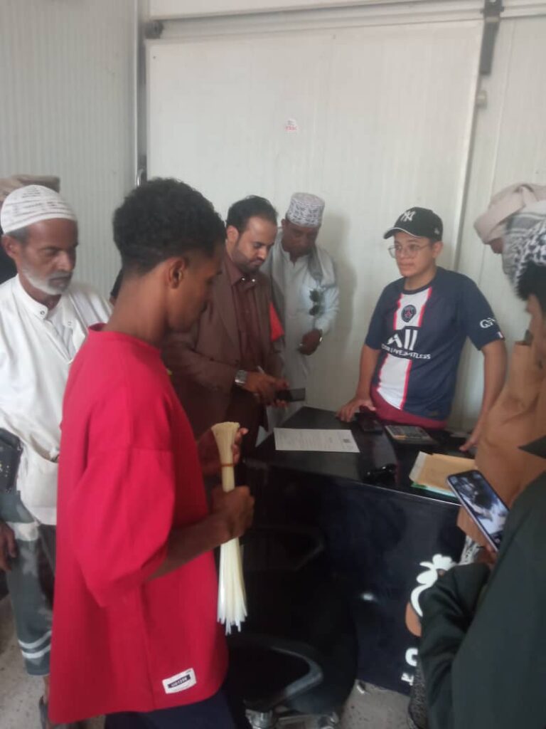 سيئون : حملة تفتيش مفاجئة تغلق محلات مخالفة وتتوعد المتلاعبين بالأسعار "شاهد الصور" سيئون : حملة تفتيش مفاجئة تغلق محلات مخالفة وتتوعد المتلاعبين بالأسعار "شاهد الصور"