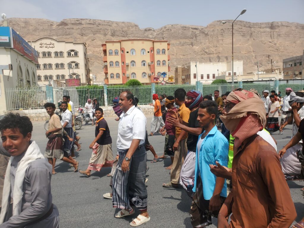 سيئون: بيان ثورة الجياع بوادي حضرموت يحمل التحالف والرئاسي والحكومة المسؤولية عن الأزمات سيئون: بيان ثورة الجياع بوادي حضرموت يحمل التحالف والرئاسي والحكومة المسؤولية عن الأزمات