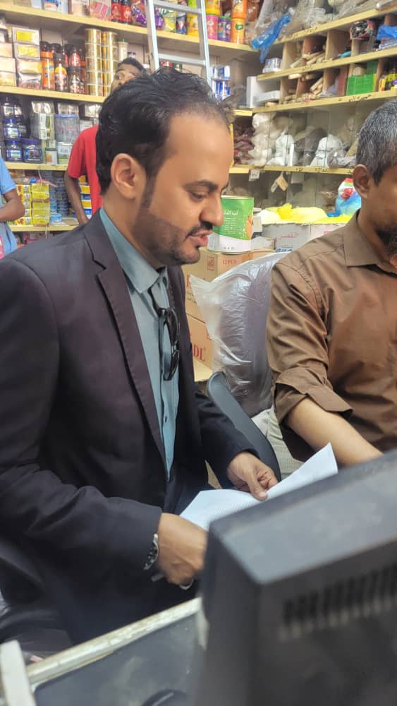 "سنسحب السجلات ونوقف الأنشطة".. الصناعة والتجارة بسيئون تتوعد المحلات التي تغلق أبوابها بحجة العملة الصعبة "سنسحب السجلات ونوقف الأنشطة".. الصناعة والتجارة بسيئون تتوعد المحلات التي تغلق أبوابها بحجة العملة الصعبة