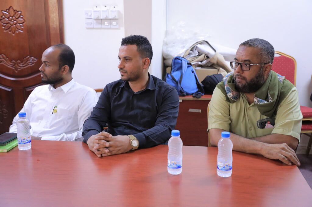 الوكيل العامري يعقد اجتماعًا موسعاً مع غرفة تجارة الوادي والصحراء والبنوك والصرافين لضبط سوق الصرف وتحسين التعاملات المالية الوكيل العامري يعقد اجتماعًا موسعاً مع غرفة تجارة الوادي والصحراء والبنوك والصرافين لضبط سوق الصرف وتحسين التعاملات المالية