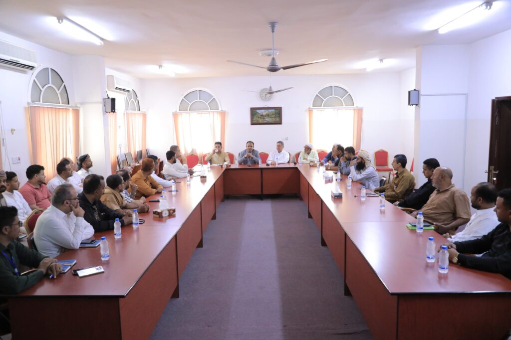 الوكيل العامري يعقد اجتماعًا موسعاً مع غرفة تجارة الوادي والصحراء والبنوك والصرافين لضبط سوق الصرف وتحسين التعاملات المالية الوكيل العامري يعقد اجتماعًا موسعاً مع غرفة تجارة الوادي والصحراء والبنوك والصرافين لضبط سوق الصرف وتحسين التعاملات المالية