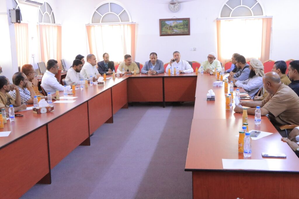 نظمته غرفة تجارة وصناعة حضرموت الوادي والصحراء:بحضور الوكيل العامري اجتماع لمناقشة وضع آلية لبيع العملة الأجنبية للتجار حسب سعر البنك المركزي يعقد بسيئون نظمته غرفة تجارة وصناعة حضرموت الوادي والصحراء:بحضور الوكيل العامري اجتماع لمناقشة وضع آلية لبيع العملة الأجنبية للتجار حسب سعر البنك المركزي يعقد بسيئون