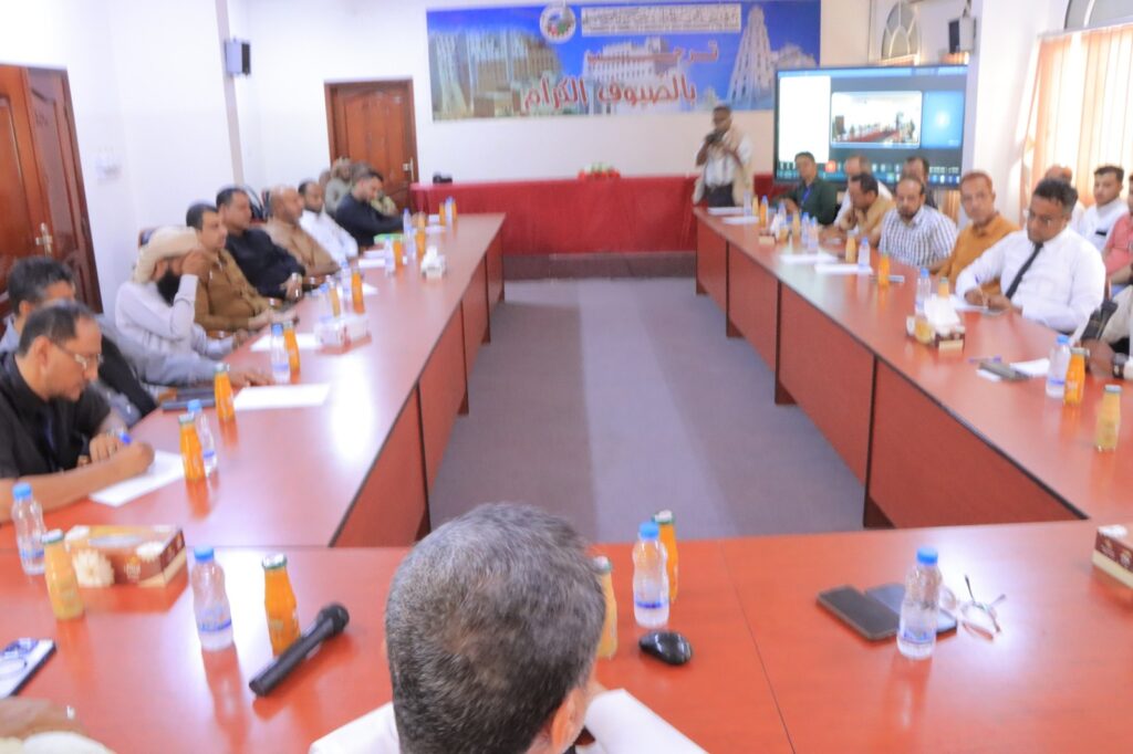 نظمته غرفة تجارة وصناعة حضرموت الوادي والصحراء:بحضور الوكيل العامري اجتماع لمناقشة وضع آلية لبيع العملة الأجنبية للتجار حسب سعر البنك المركزي يعقد بسيئون نظمته غرفة تجارة وصناعة حضرموت الوادي والصحراء:بحضور الوكيل العامري اجتماع لمناقشة وضع آلية لبيع العملة الأجنبية للتجار حسب سعر البنك المركزي يعقد بسيئون