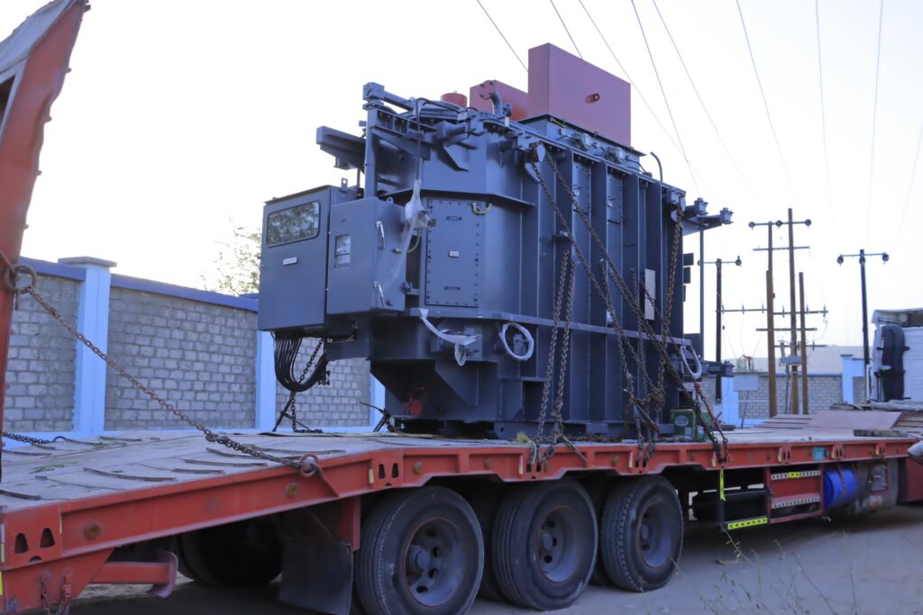 وصول سادس محول قدره لتعزيز و تأهيل محطات التحويل بكهرباء وادي حضرموت بقدرة 20-25 ميقا فولت امبير وصول سادس محول قدره لتعزيز و تأهيل محطات التحويل بكهرباء وادي حضرموت بقدرة 20-25 ميقا فولت امبير