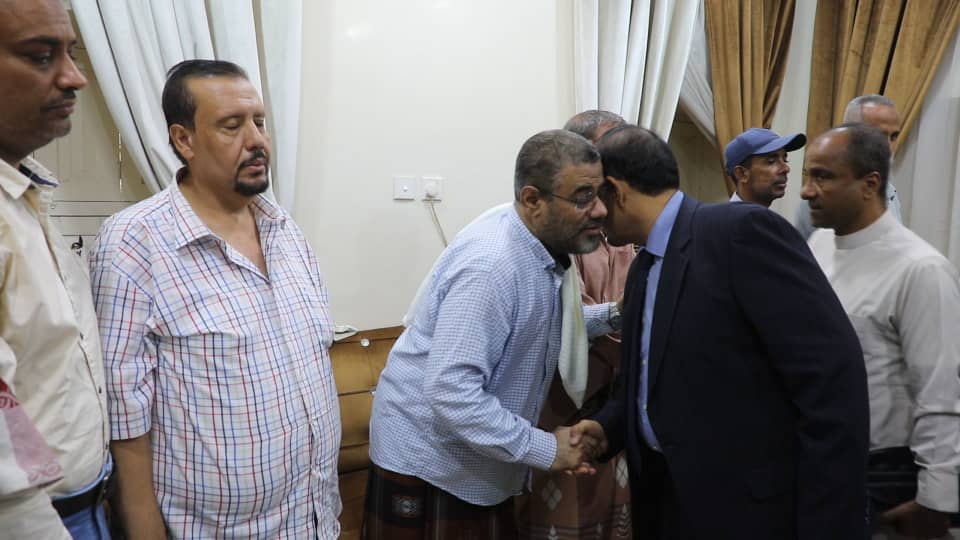 محافظ حضرموت يقدّم واجب العزاء لنائب رئيس مجلس النواب والشيخ صالح الشرفي في وفاة "شقيقته" محافظ حضرموت يقدّم واجب العزاء لنائب رئيس مجلس النواب والشيخ صالح الشرفي في وفاة "شقيقته"