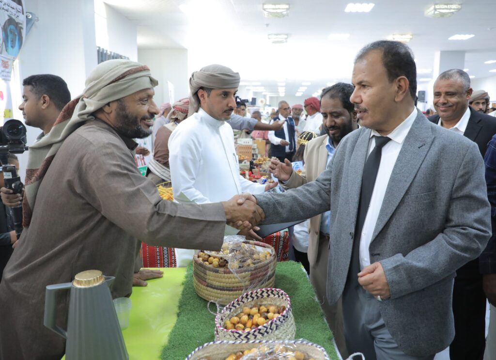 افتتاح المعرض الفني والخيمة التسويقية والقرية التراثية ضمن فعاليات مهرجان النخيل والتمور بوادي حضرموت افتتاح المعرض الفني والخيمة التسويقية والقرية التراثية ضمن فعاليات مهرجان النخيل والتمور بوادي حضرموت