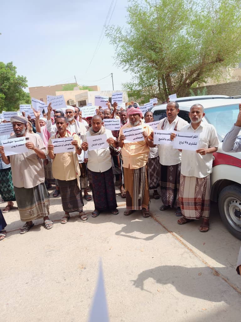 تعرف على البيان الختامي للوقفة الاحتجاجية السلمية لمعلمي ومعلمات وتربويات وادي وصحراء حضرموت التي اقيمت في سيئون تعرف على البيان الختامي للوقفة الاحتجاجية السلمية لمعلمي ومعلمات وتربويات وادي وصحراء حضرموت التي اقيمت في سيئون