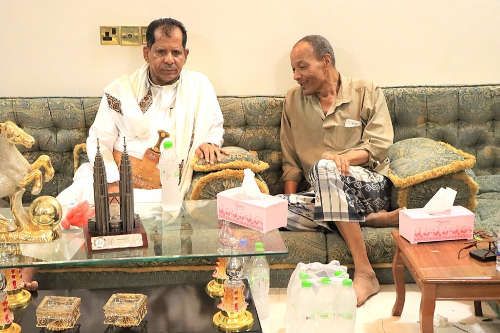 مقادمة قبيلة النوبة والبحرية بتريم يقدمون الشكر والعرفان للشيخ يحيى باجري في مشاطرتهم احزانهم في استشهاد ابنهم الشاب محمد سعيد يادين مقادمة قبيلة النوبة والبحرية بتريم يقدمون الشكر والعرفان للشيخ يحيى باجري في مشاطرتهم احزانهم في استشهاد ابنهم الشاب محمد سعيد يادين