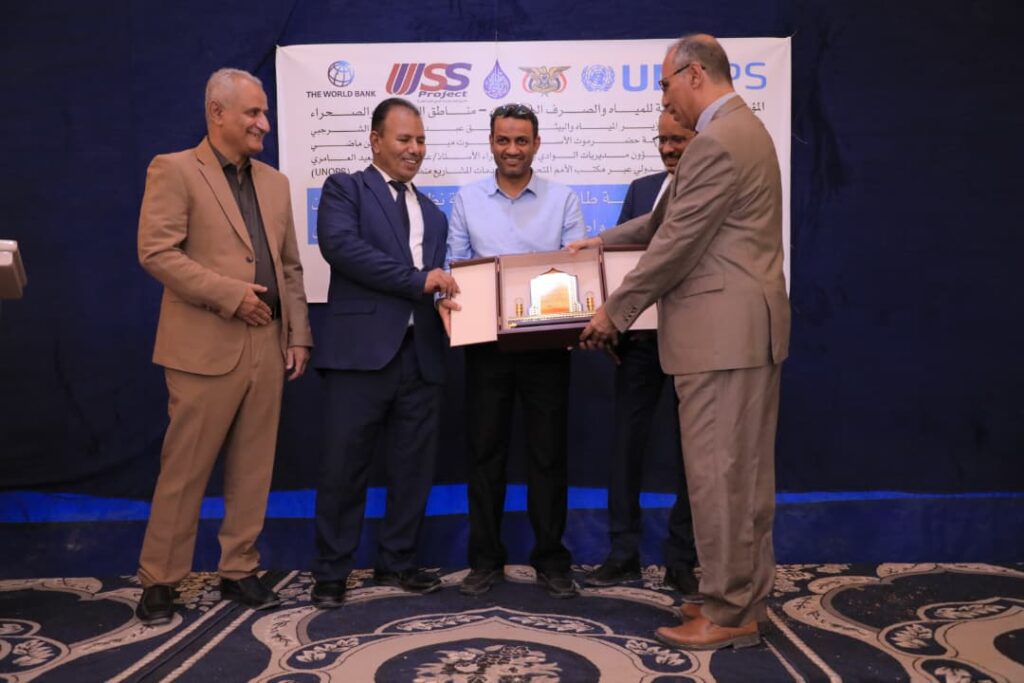 بدعم من منظمة اليونبس:وكيل محافظة حضرموت لشؤون مديريات الوادي والصحراء يدشن العمل في مشروع الطاقة الشمسية لحقل جثمة بمدينة سيئون بدعم من منظمة اليونبس:وكيل محافظة حضرموت لشؤون مديريات الوادي والصحراء يدشن العمل في مشروع الطاقة الشمسية لحقل جثمة بمدينة سيئون