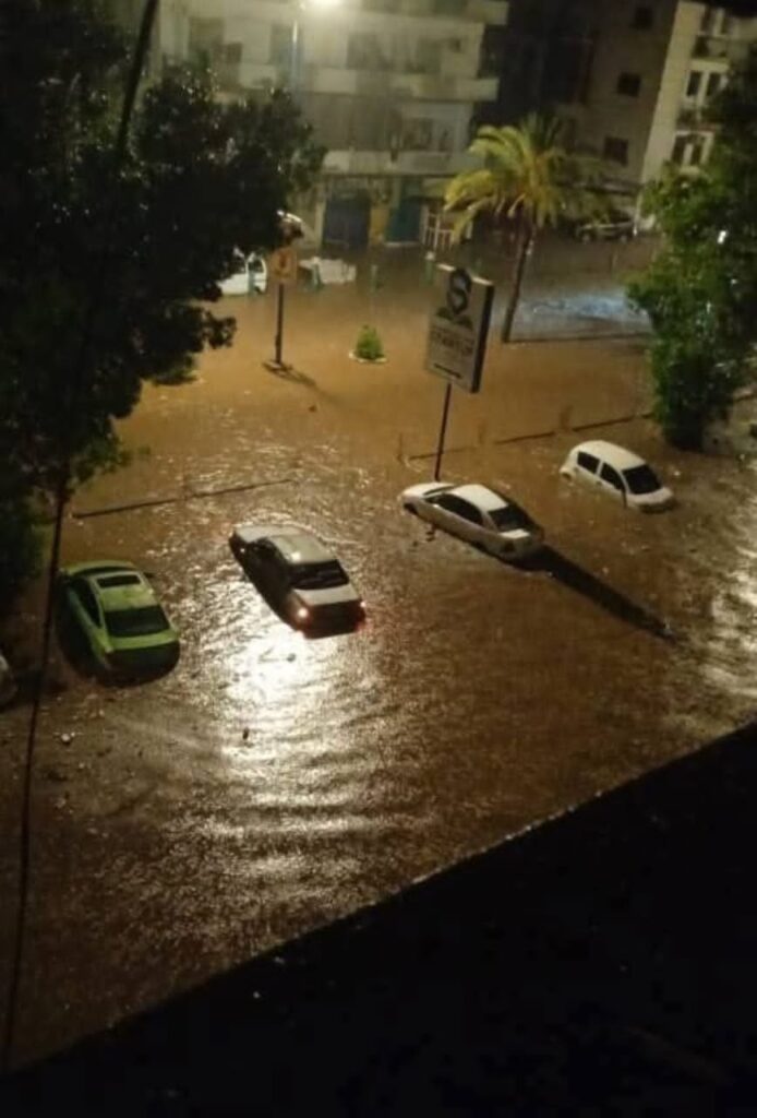 عدن : وضع كارثي في المعلا.. مياه الأمطار ومخلفات السيول تشل الحركة وتغلق شوارع رئيسية عدن : وضع كارثي في المعلا.. مياه الأمطار ومخلفات السيول تشل الحركة وتغلق شوارع رئيسية