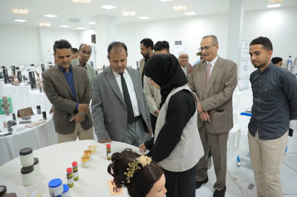 الوكيل العامري يدشن توزيع الحقائب المهنية للمشاركين في مشروع التمكين المهني للشباب 2 بوادي حضرموت الوكيل العامري يدشن توزيع الحقائب المهنية للمشاركين في مشروع التمكين المهني للشباب 2 بوادي حضرموت