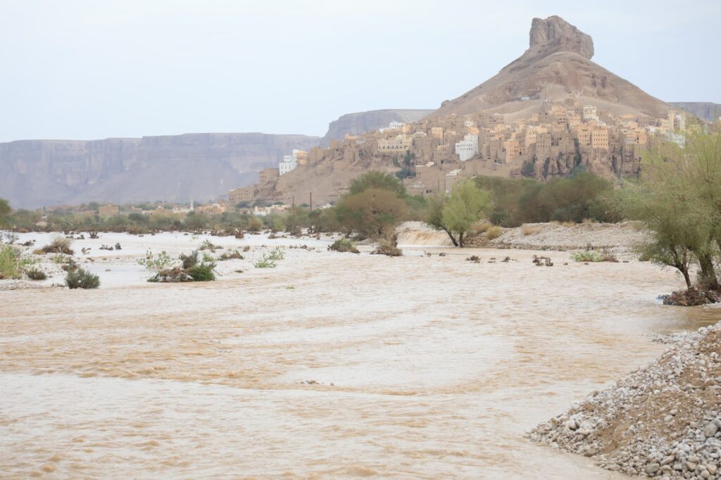 محافظ حضرموت يصل سيئون ويتفقد أضرار السيول في مديريات دوعن ووادي العين حورة والقطن وشبام وسيئون ويؤكد على رفع الجاهزية لمواجهة تداعيات المنخفض الجوي محافظ حضرموت يصل سيئون ويتفقد أضرار السيول في مديريات دوعن ووادي العين حورة والقطن وشبام وسيئون ويؤكد على رفع الجاهزية لمواجهة تداعيات المنخفض الجوي