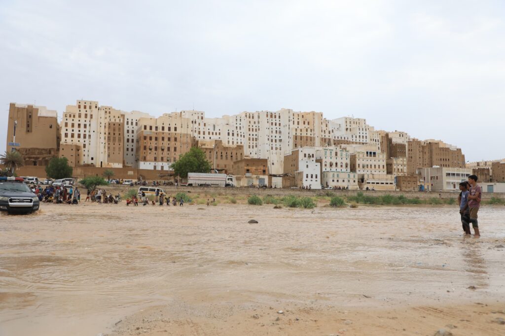 محافظ حضرموت يصل سيئون ويتفقد أضرار السيول في مديريات دوعن ووادي العين حورة والقطن وشبام وسيئون ويؤكد على رفع الجاهزية لمواجهة تداعيات المنخفض الجوي محافظ حضرموت يصل سيئون ويتفقد أضرار السيول في مديريات دوعن ووادي العين حورة والقطن وشبام وسيئون ويؤكد على رفع الجاهزية لمواجهة تداعيات المنخفض الجوي