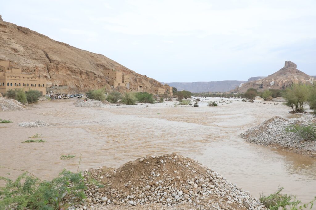 محافظ حضرموت يصل سيئون ويتفقد أضرار السيول في مديريات دوعن ووادي العين حورة والقطن وشبام وسيئون ويؤكد على رفع الجاهزية لمواجهة تداعيات المنخفض الجوي محافظ حضرموت يصل سيئون ويتفقد أضرار السيول في مديريات دوعن ووادي العين حورة والقطن وشبام وسيئون ويؤكد على رفع الجاهزية لمواجهة تداعيات المنخفض الجوي