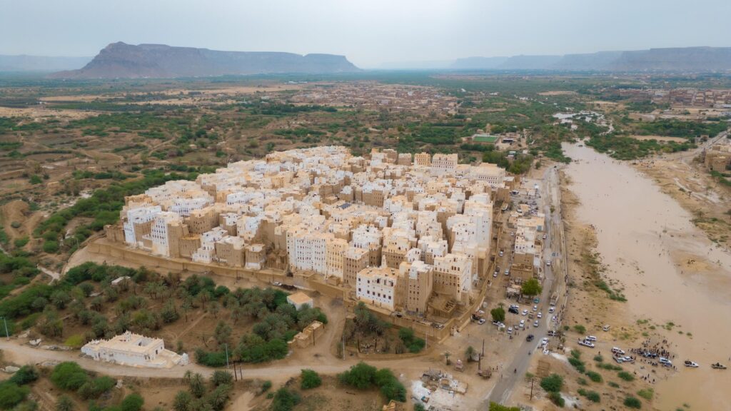 محافظ حضرموت يتفقد الأضرار الناتجة عن المنخفض الجوي بمديريات تريم وشبام ووادي العين وحورة ويدشن مشروع إغاثة عاجل للمتضررين محافظ حضرموت يتفقد الأضرار الناتجة عن المنخفض الجوي بمديريات تريم وشبام ووادي العين وحورة ويدشن مشروع إغاثة عاجل للمتضررين