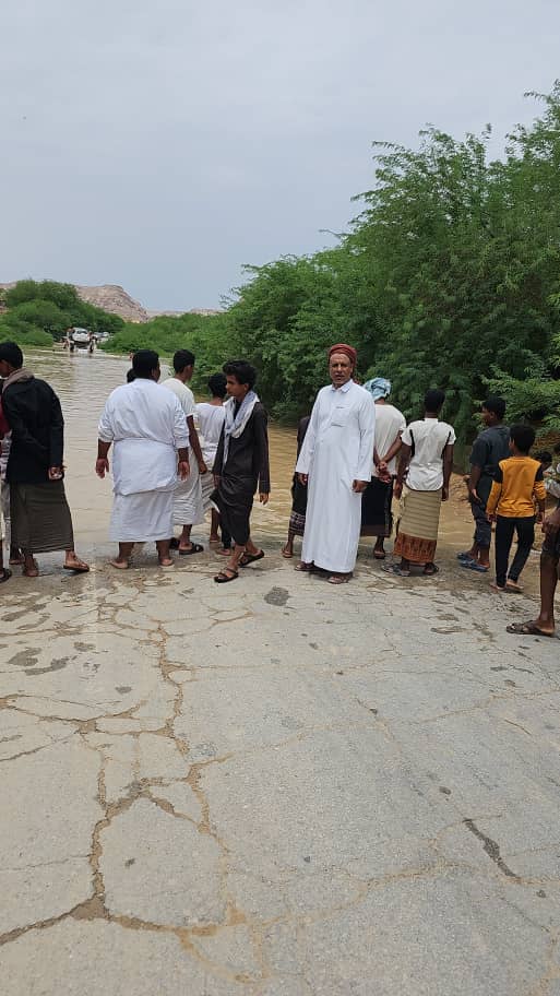 مدير عام مديرية السوم. "أنيس السماحي " يتفقد الأمطار والسيول بالمديرية "صور" مدير عام مديرية السوم. "أنيس السماحي " يتفقد الأمطار والسيول بالمديرية "صور"