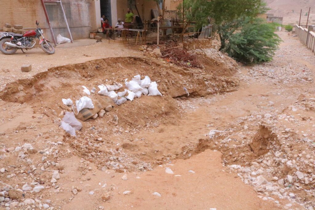 مدير عام سيئون يطلع ميدانيا على حجم الأضرار جراء المنخفض الجوي بعدد من مناطق المديرية. مدير عام سيئون يطلع ميدانيا على حجم الأضرار جراء المنخفض الجوي بعدد من مناطق المديرية.