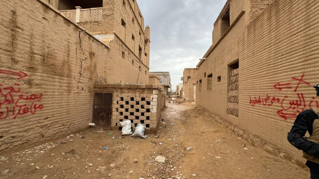 محافظ حضرموت يتفقد الأضرار الناتجة عن المنخفض الجوي بمديريات تريم وشبام ووادي العين وحورة ويدشن مشروع إغاثة عاجل للمتضررين محافظ حضرموت يتفقد الأضرار الناتجة عن المنخفض الجوي بمديريات تريم وشبام ووادي العين وحورة ويدشن مشروع إغاثة عاجل للمتضررين