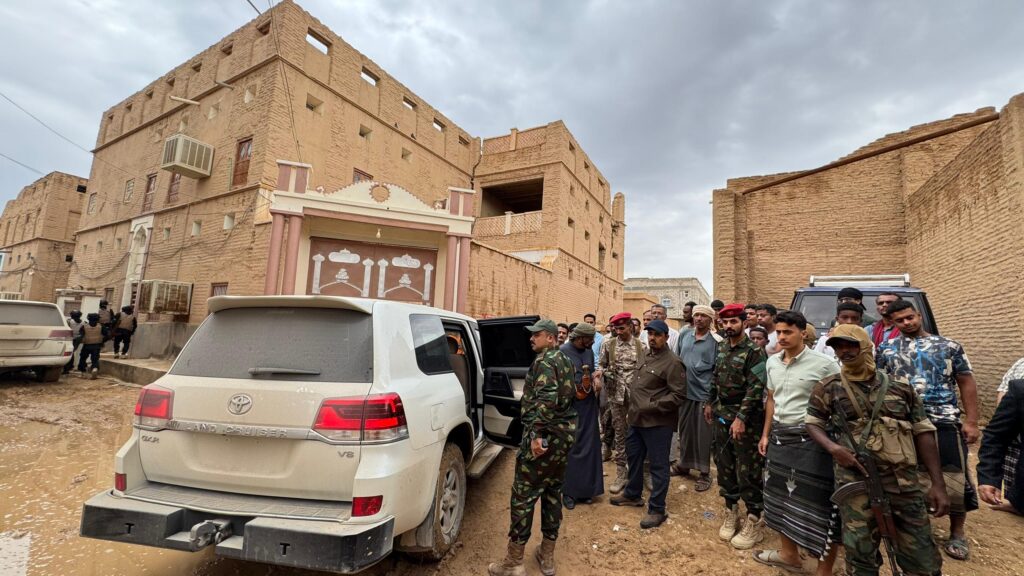 محافظ حضرموت يتفقد الأضرار الناتجة عن المنخفض الجوي بمديريات تريم وشبام ووادي العين وحورة ويدشن مشروع إغاثة عاجل للمتضررين محافظ حضرموت يتفقد الأضرار الناتجة عن المنخفض الجوي بمديريات تريم وشبام ووادي العين وحورة ويدشن مشروع إغاثة عاجل للمتضررين