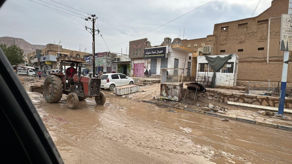 محافظ حضرموت يتفقد الأضرار الناتجة عن المنخفض الجوي بمديريات تريم وشبام ووادي العين وحورة ويدشن مشروع إغاثة عاجل للمتضررين محافظ حضرموت يتفقد الأضرار الناتجة عن المنخفض الجوي بمديريات تريم وشبام ووادي العين وحورة ويدشن مشروع إغاثة عاجل للمتضررين