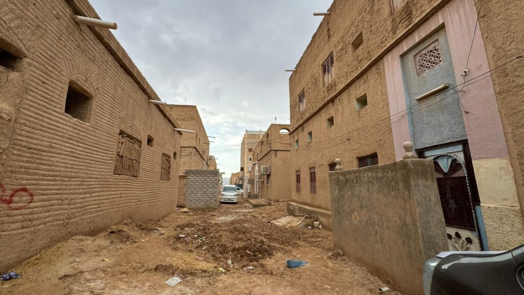 محافظ حضرموت يتفقد الأضرار الناتجة عن المنخفض الجوي بمديريات تريم وشبام ووادي العين وحورة ويدشن مشروع إغاثة عاجل للمتضررين محافظ حضرموت يتفقد الأضرار الناتجة عن المنخفض الجوي بمديريات تريم وشبام ووادي العين وحورة ويدشن مشروع إغاثة عاجل للمتضررين